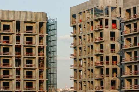 В России массово замораживают строительство жилья